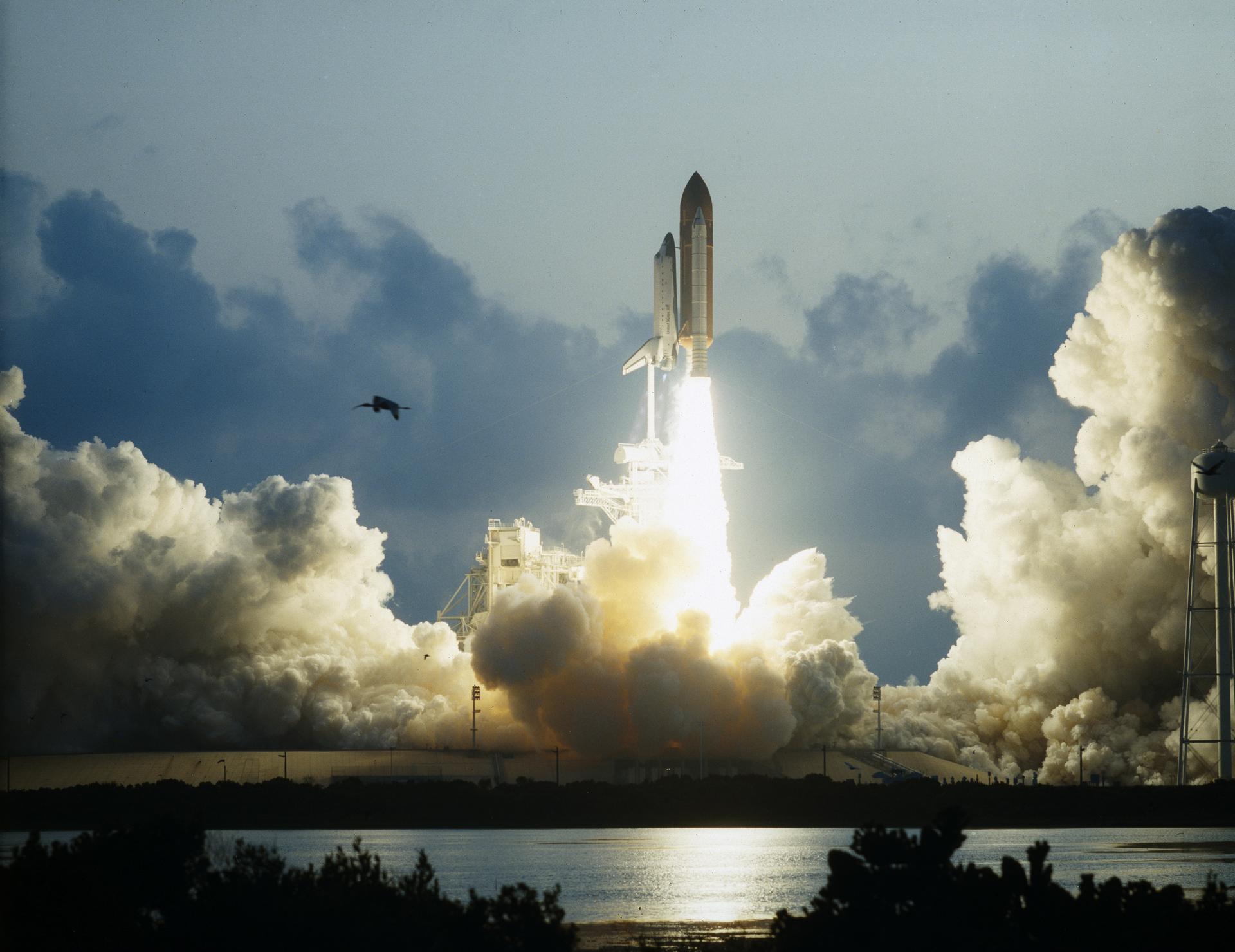 STS-49 임무로 처음 발사되는 우주왕복선 엔데버