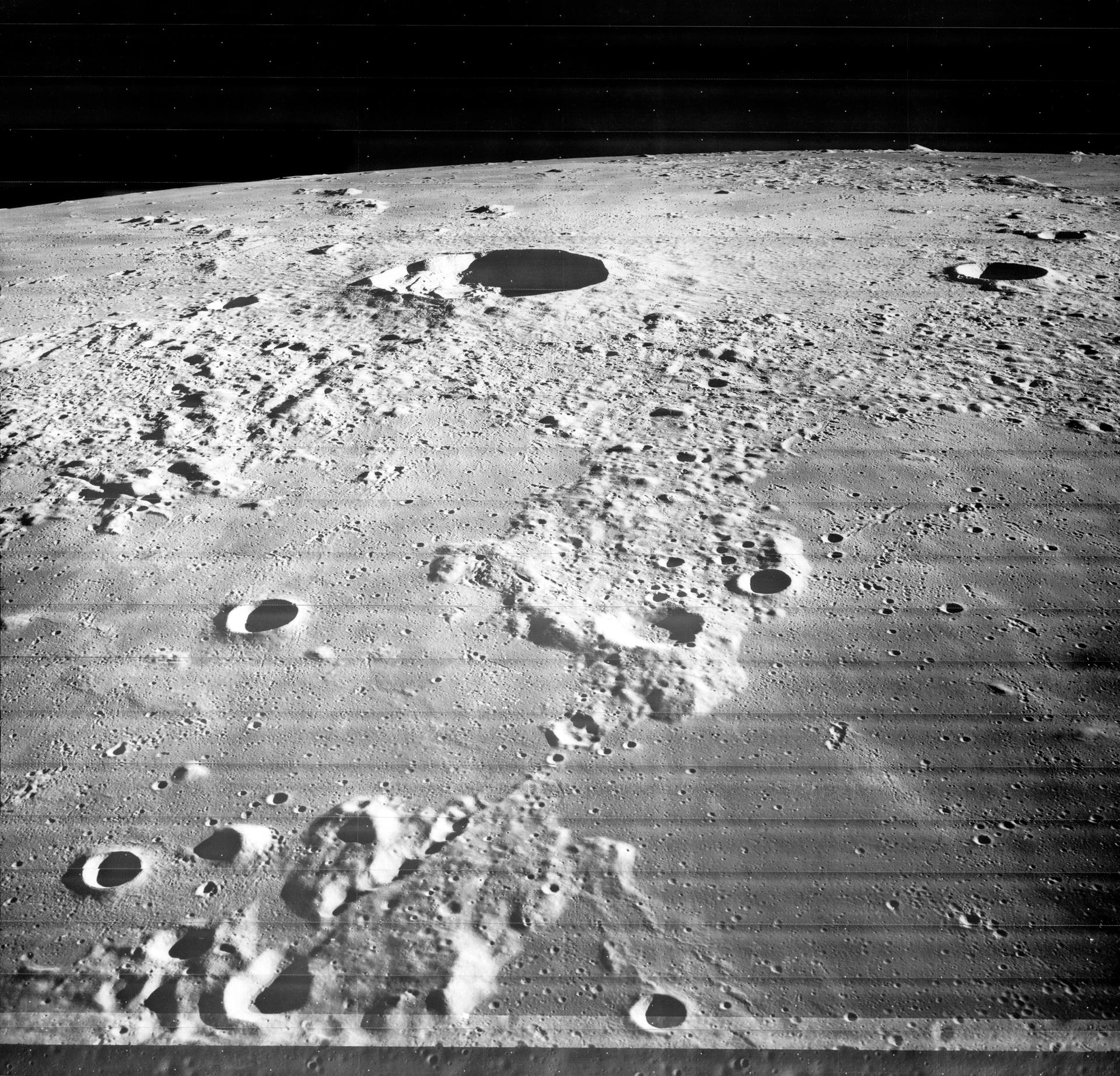 달 표면의 서베이어 1호를 표시한 NASA 사진