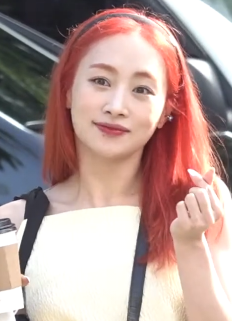 카라 니콜의 초상 사진